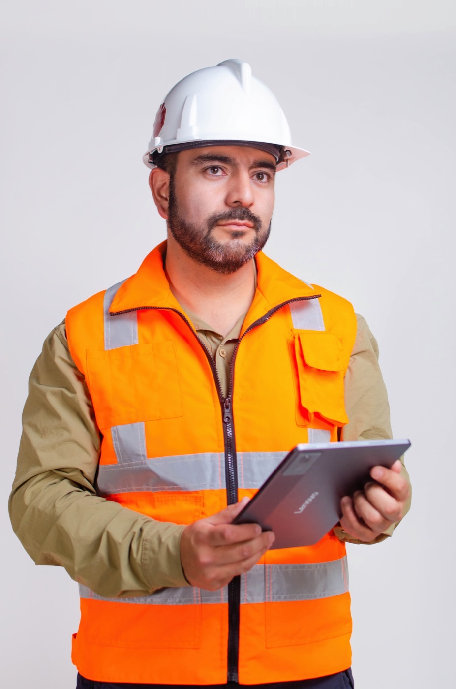 Prevencionista de riesgos de TH Consultores con casco y chaleco reflectante